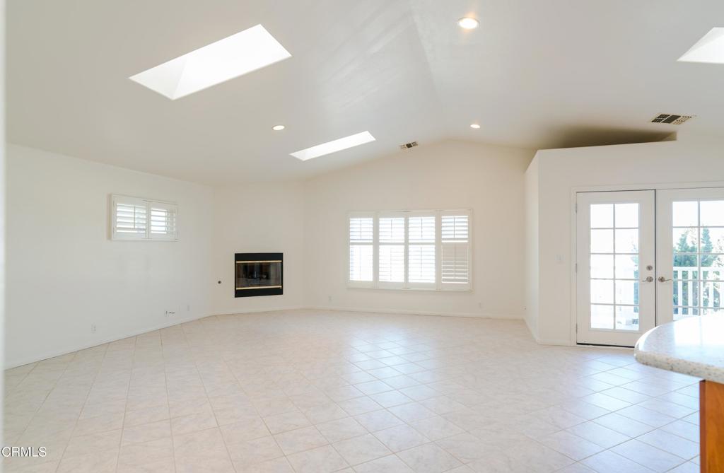 4037 Sunset Lane Oxnard, CA 93035 - Photo 4 of 28 3