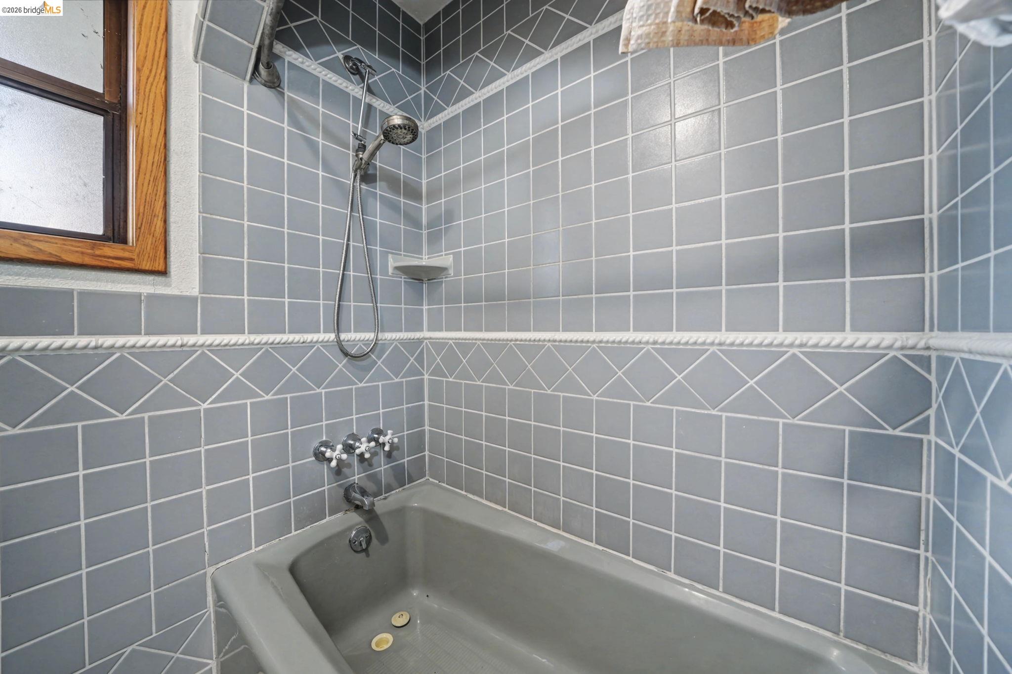 731 Dam Road Murphys, CA 95247 - Photo 29 of 60 a bathroom with a bathtub