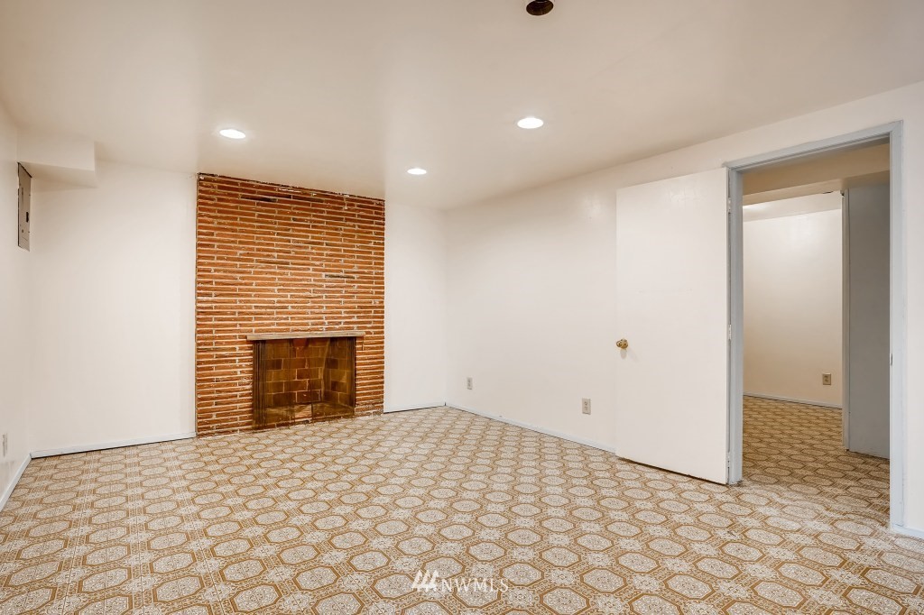 10717 Renton Avenue South Seattle, WA 98178 - Photo 14 of 22 Gallery Image 14
