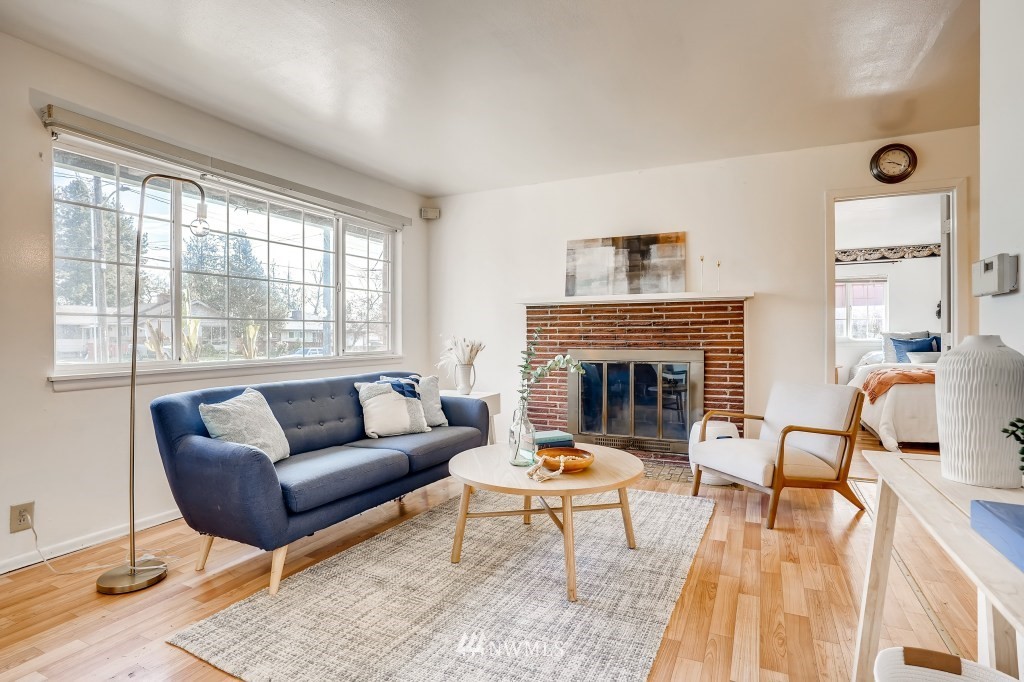 10717 Renton Avenue South Seattle, WA 98178 - Photo 3 of 22 Gallery Image 3