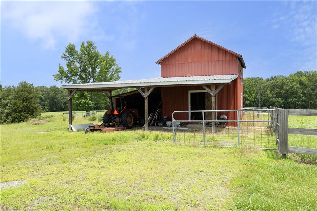 6110 Union Ridge Road Burlington, NC 27217 - Photo 33 of 47 18x18 Horse Barn