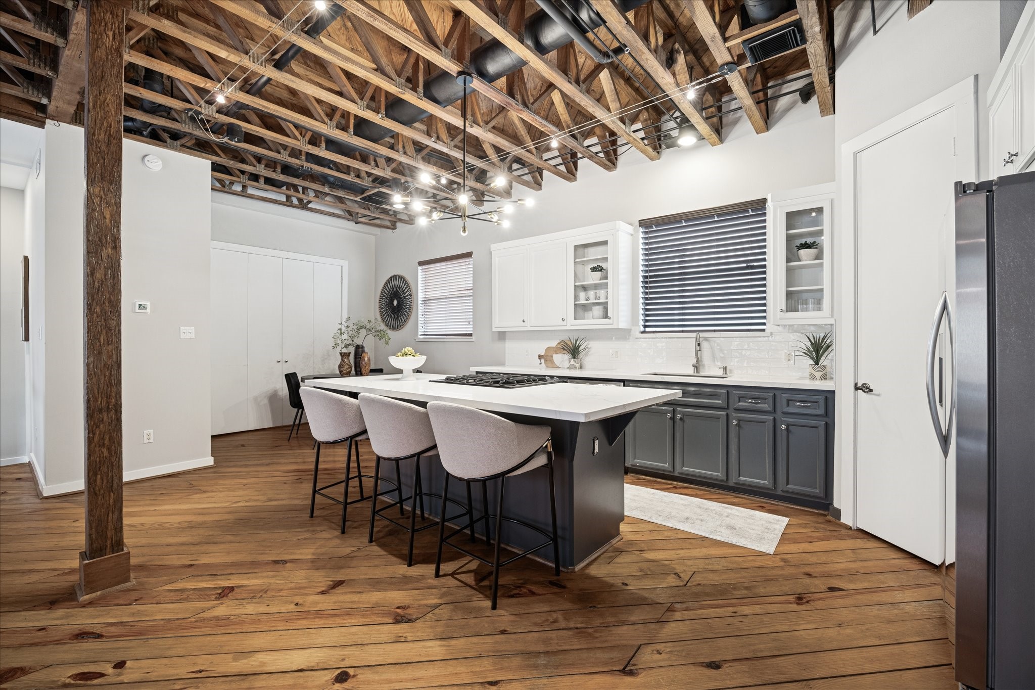 910 Malone Street, Unit 104 Houston, TX 77007 - Photo 18 of 44 Perfect for entertaining, kitchen offers ample seating and a stylish ambiance