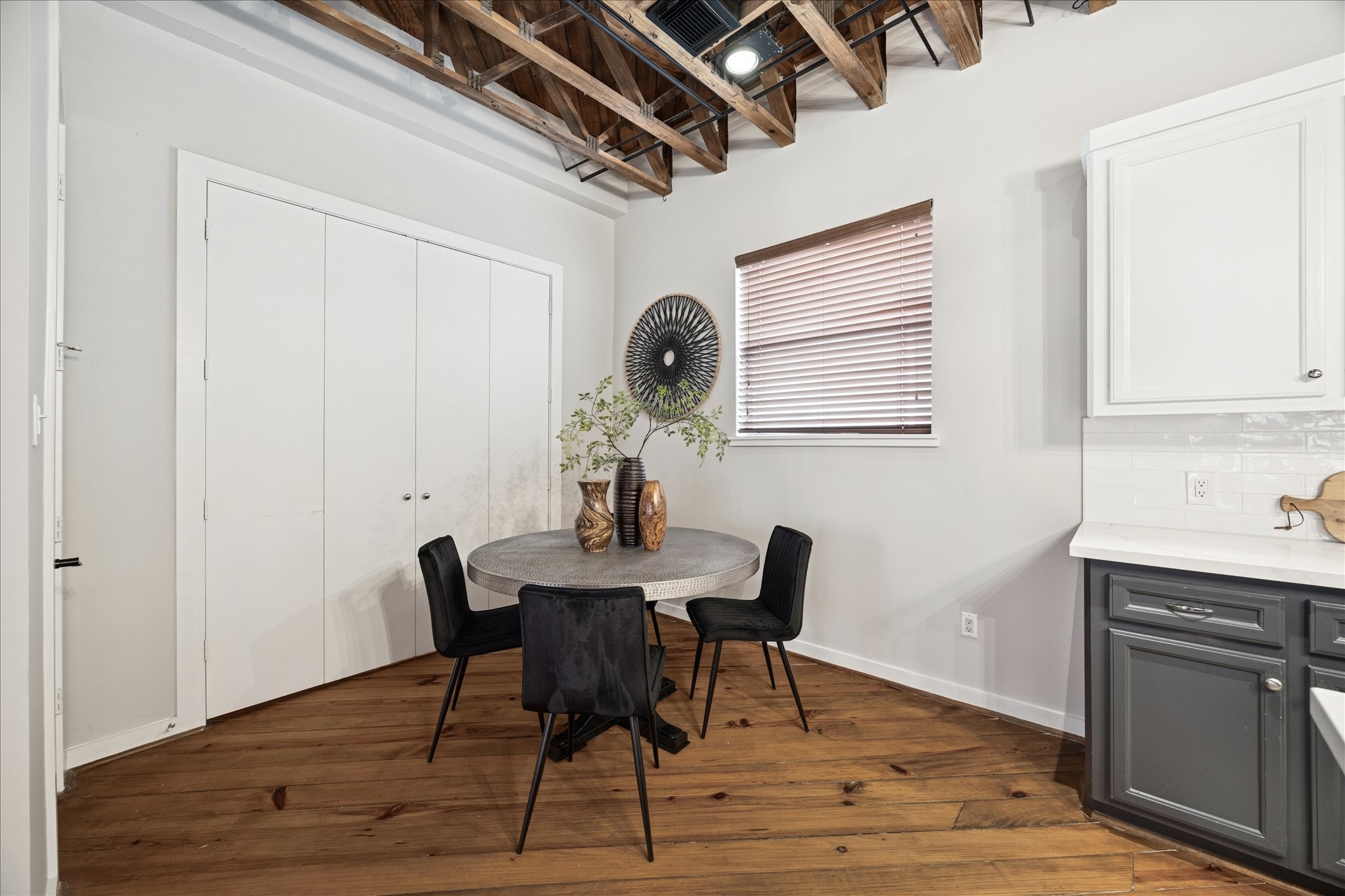 910 Malone Street, Unit 104 Houston, TX 77007 - Photo 19 of 44 The efficient layout seamlessly includes a cozy breakfast area.