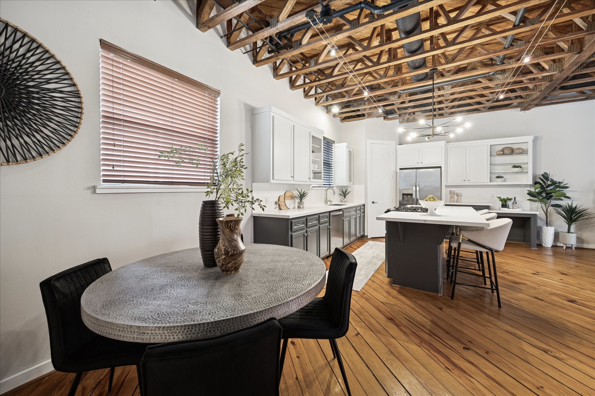 910 Malone Street, Unit 104 Houston, TX 77007 - Photo 20 of 44 Bright breakfast nook can accommodate a spacious dining table