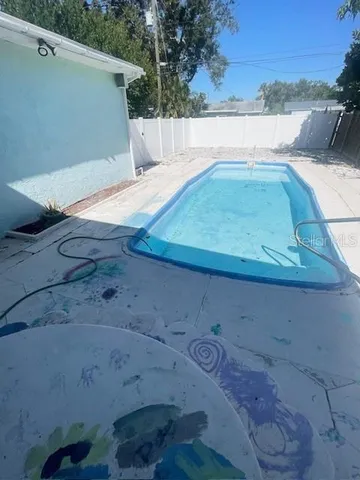 a view of a backyard