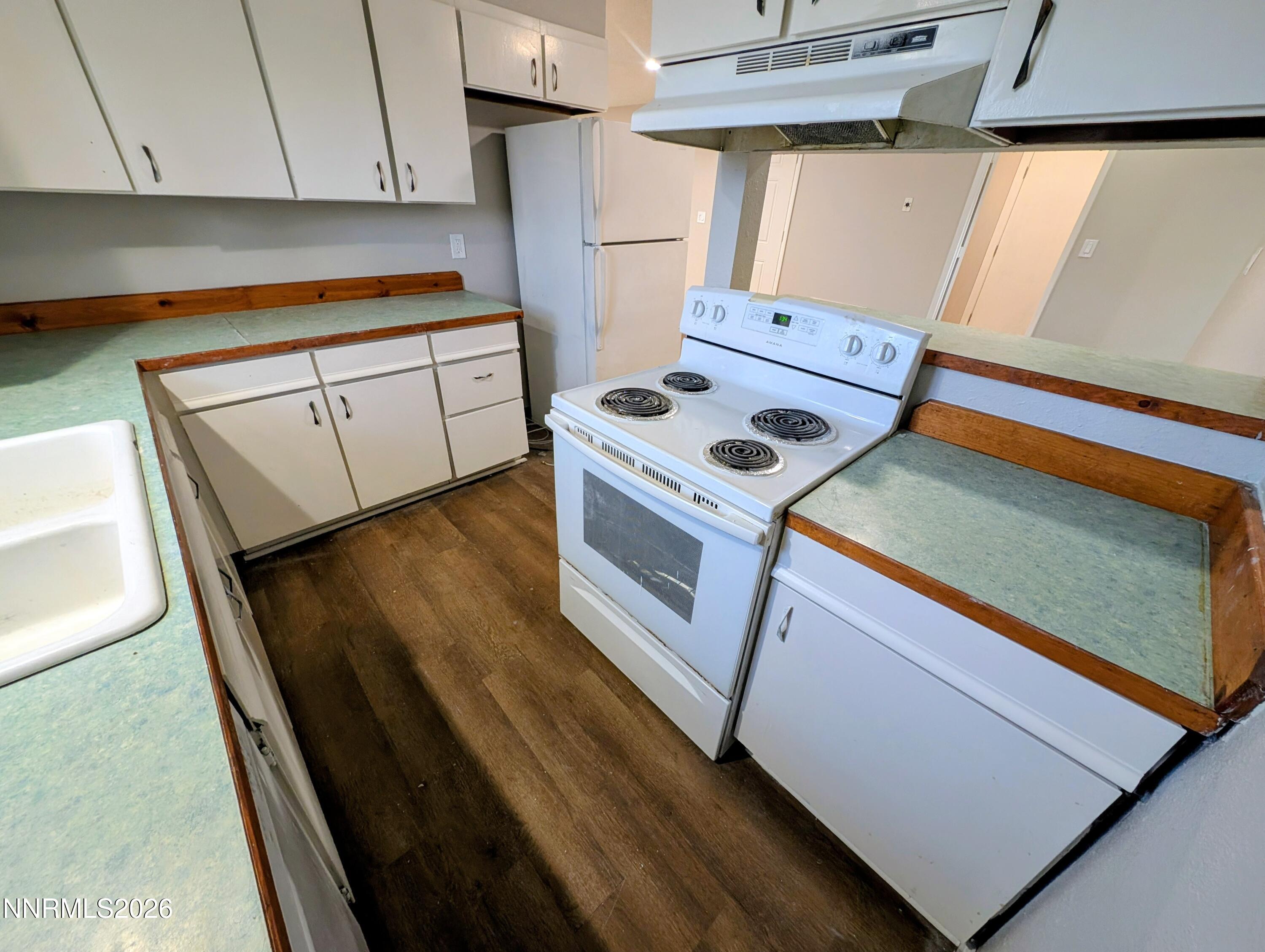 367 Connelly Street Hawthorne, NV 89415 - Photo 11 of 32 a utility room with dryer and washer