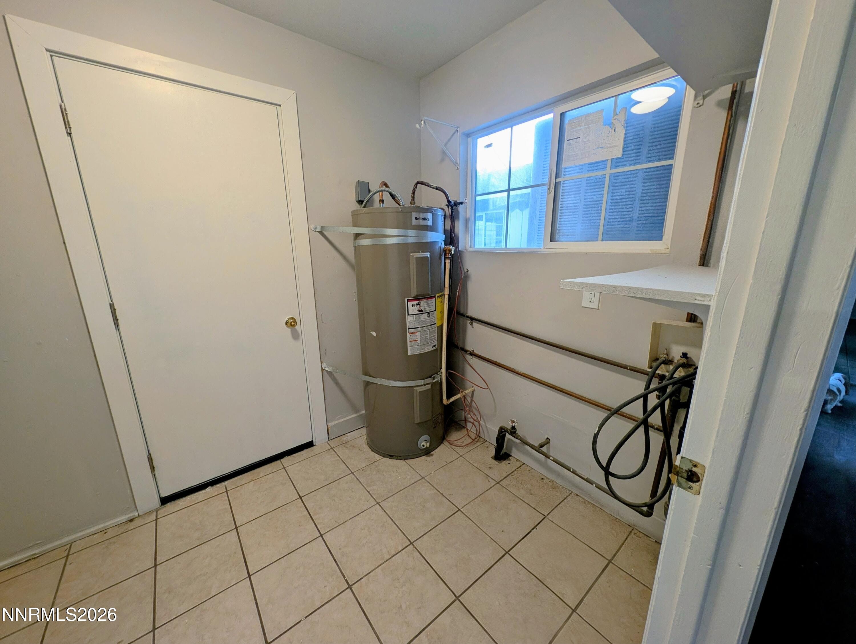 367 Connelly Street Hawthorne, NV 89415 - Photo 26 of 32 a room with gym equipment and a window