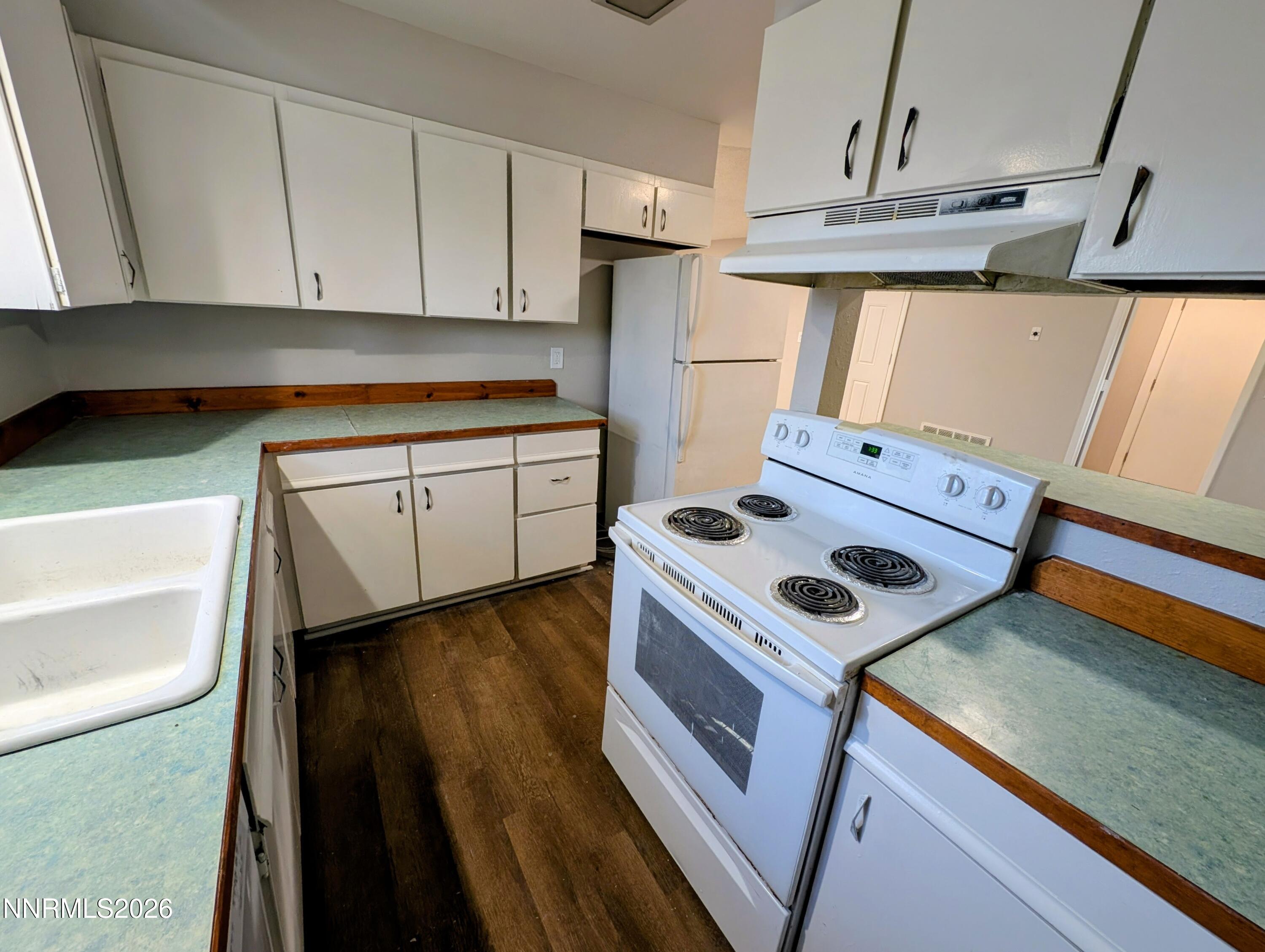 367 Connelly Street Hawthorne, NV 89415 - Photo 10 of 32 a kitchen with a stove and a refrigerator