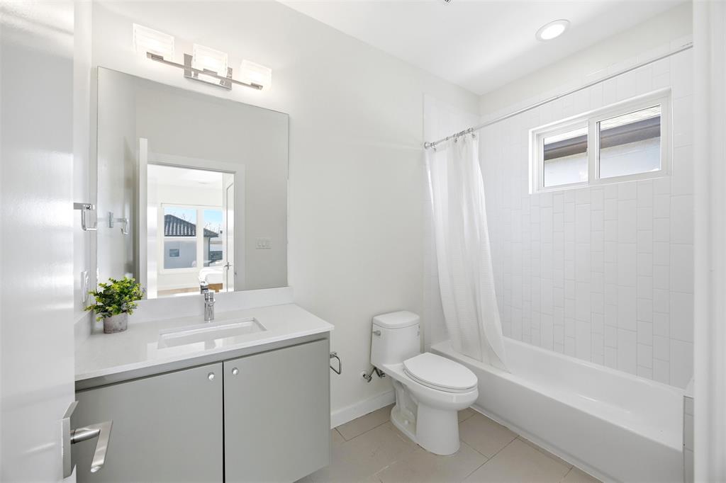 5326 Manett Street Dallas, TX 75206 - Photo 20 of 36 a bathroom with a toilet a sink and a bathtub