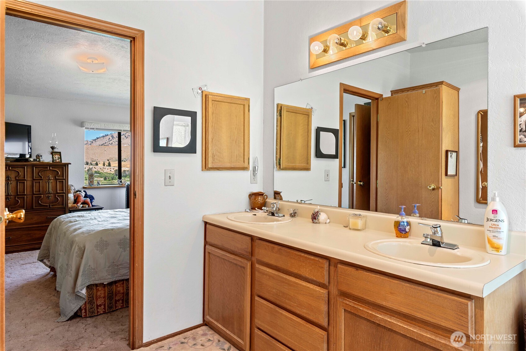 106 Silvest Road Orondo, WA 98843 - Photo 29 of 38 a en suite bathroom with sink and mirror