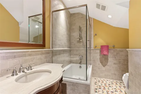 $4,345,000 | 2 Shore Drive, Manhasset, NY 11030