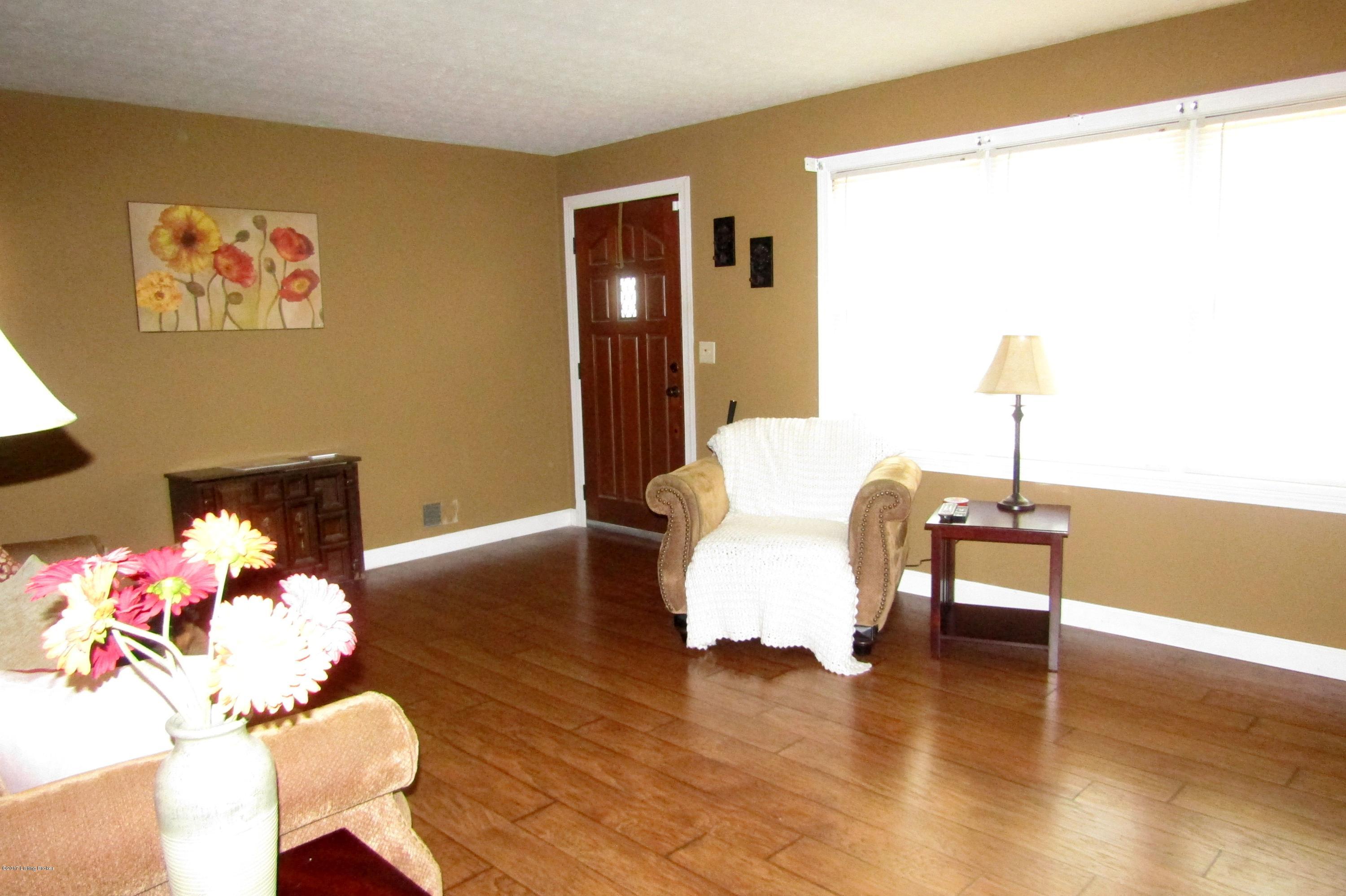 389 Stringer Lane Mount Washington, KY 40047 - Photo 3 of 24 livingroom3