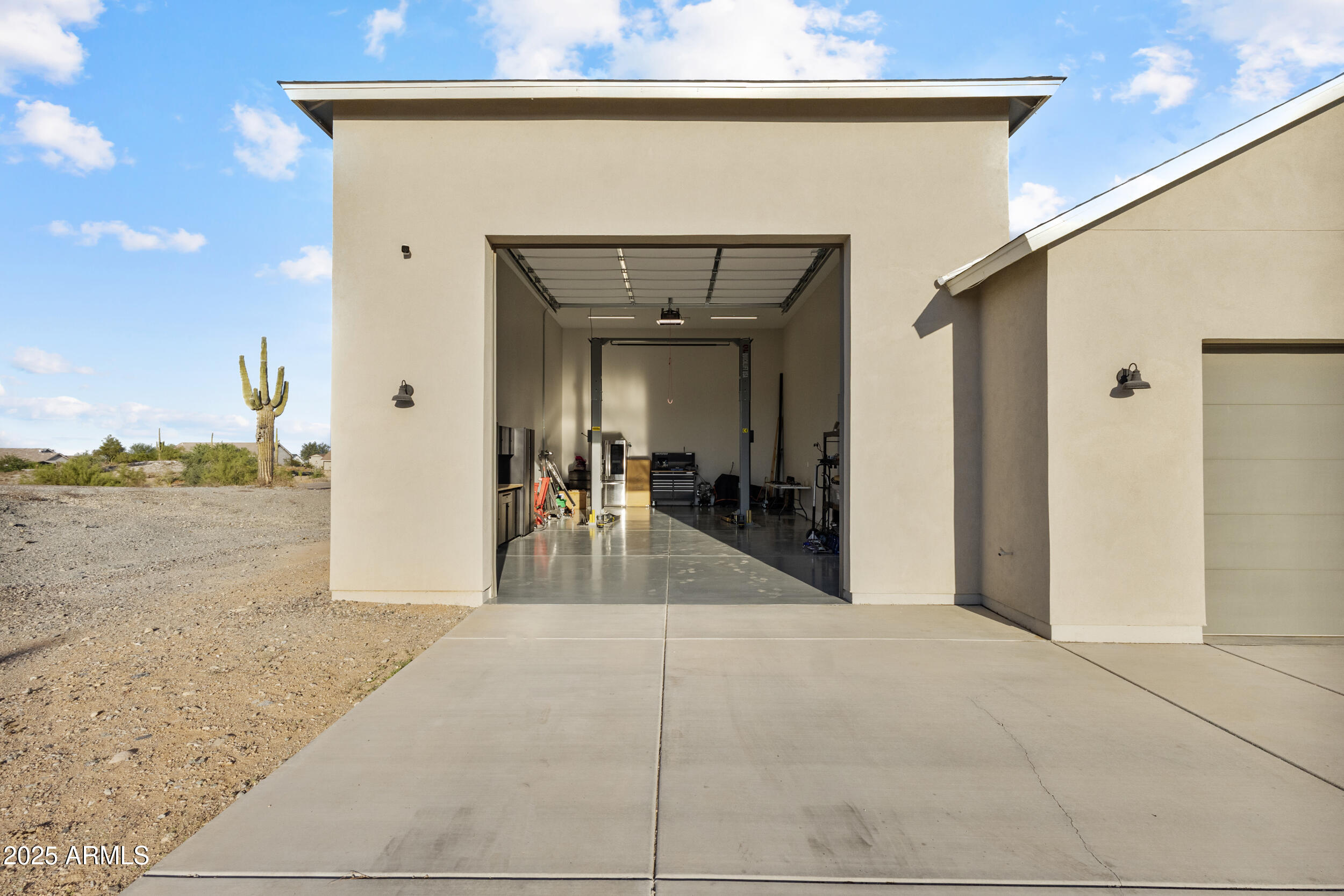 27993 North Bighorn Road San Tan Valley, AZ 85144 - Photo 33 of 36 RV Garage w/ car lift
