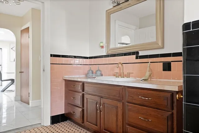 $579,000 | 400 Newport Avenue, Pawtucket, RI 02861