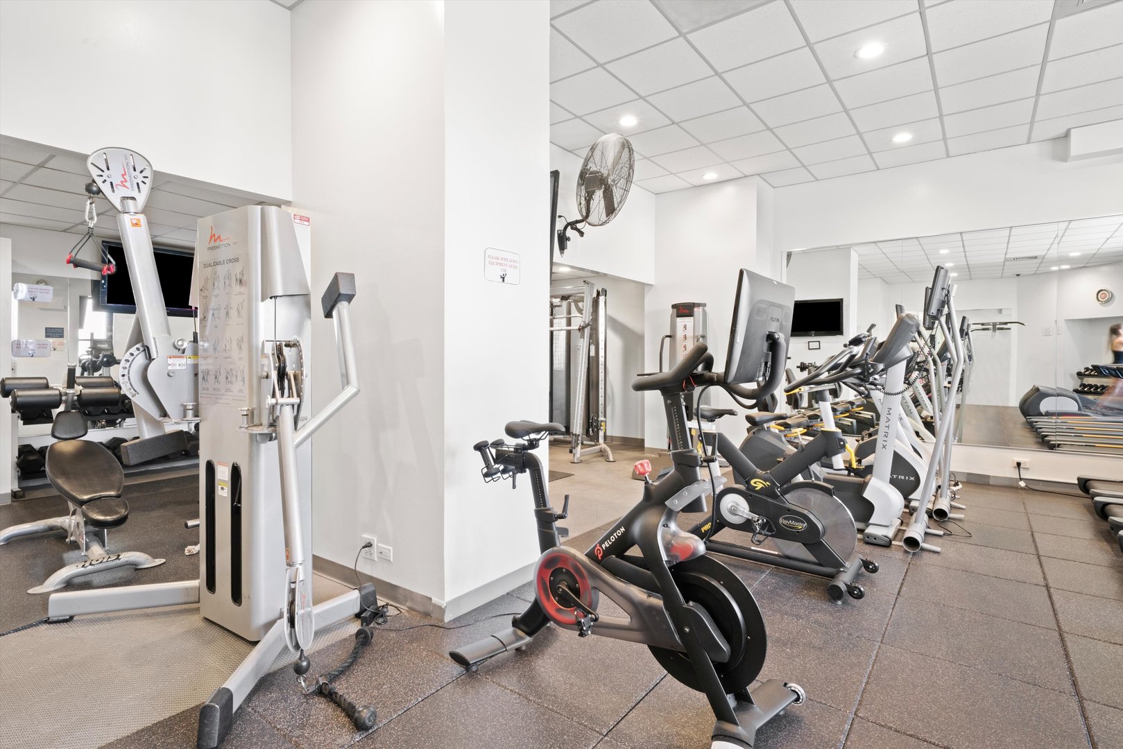 1030 North State Street, Unit 39A Chicago, IL 60610 - Photo 24 of 36 a view of a room with gym equipment