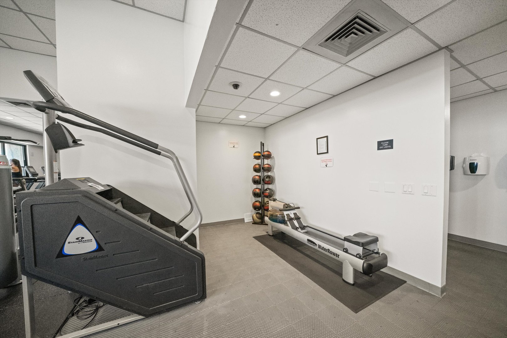 1030 North State Street, Unit 39A Chicago, IL 60610 - Photo 26 of 36 a view of a room with gym equipment