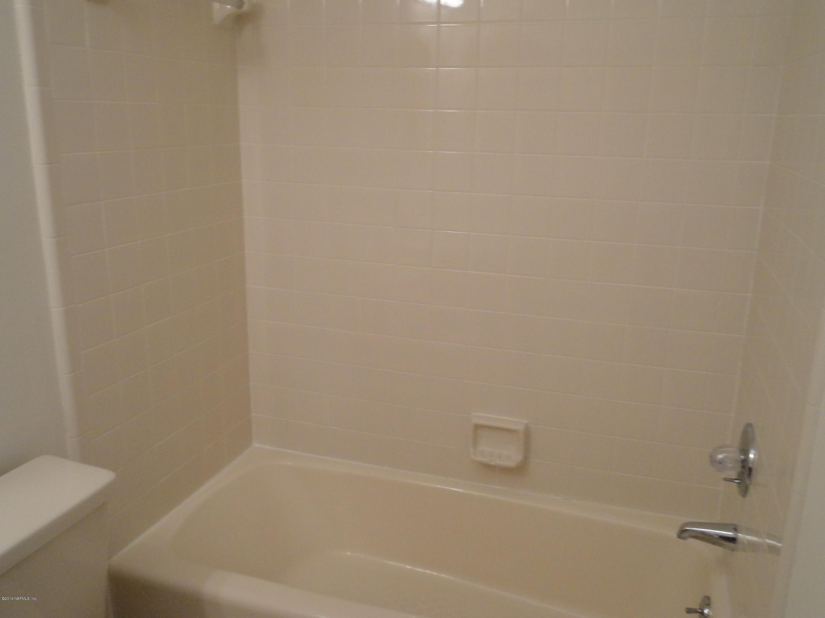 323 Gentian Road St. Augustine, FL 32086 - Photo 18 of 24 a bathroom with a bathtub