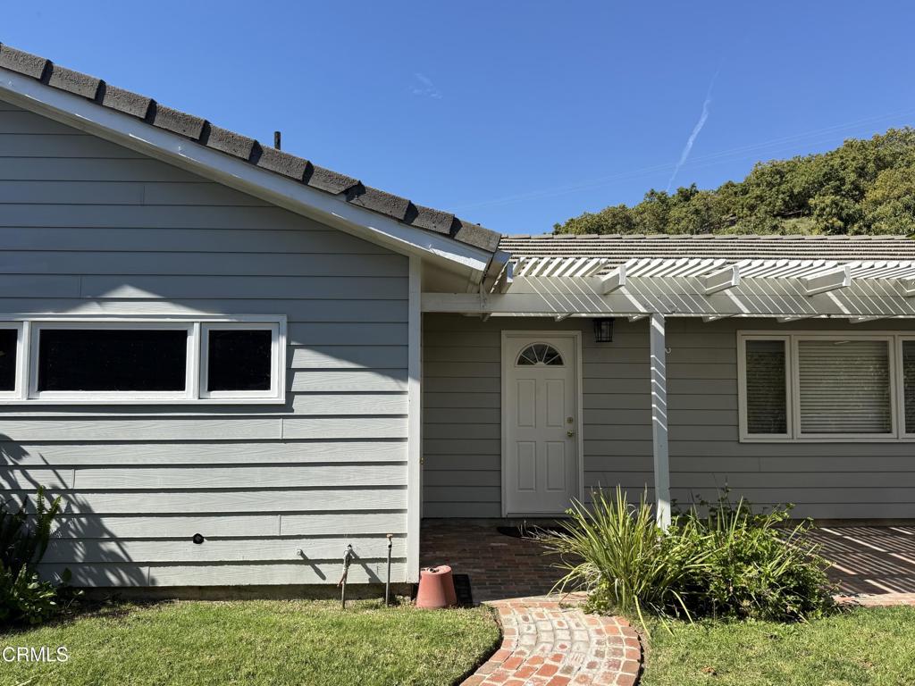13922 Foothill Road Santa Paula, CA 93060 - Photo 29 of 36 a front view of a house with a garden