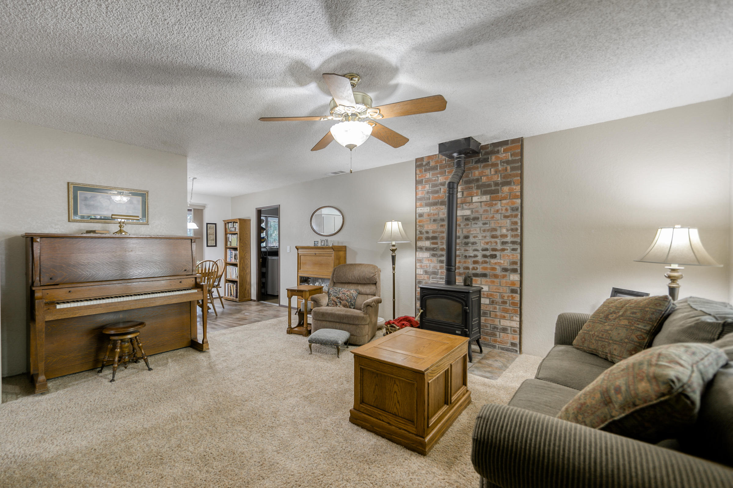 8457 Starlite Pines Road Shingletown, CA 96088 - Photo 4 of 28 Livingroom