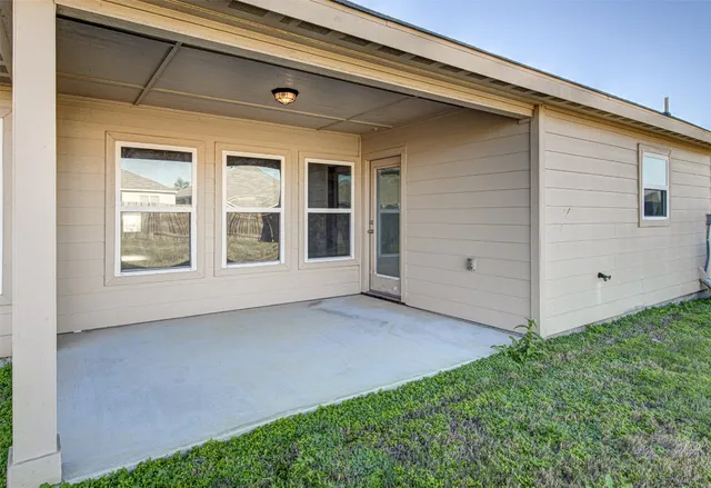 a view of a house with backyard
