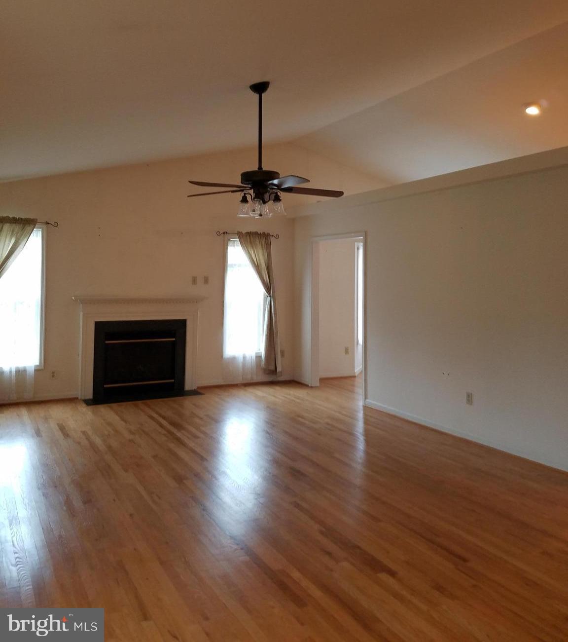 13837 Post Oak Road Spotsylvania, VA 22551 - Photo 9 of 30 LR with recessed lights and vaulted ceiling