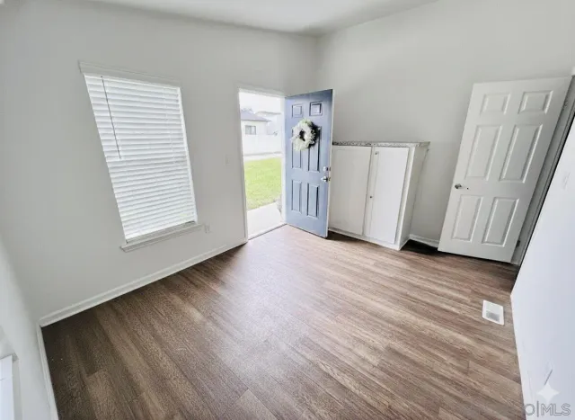 a view of entryway with outdoor seating