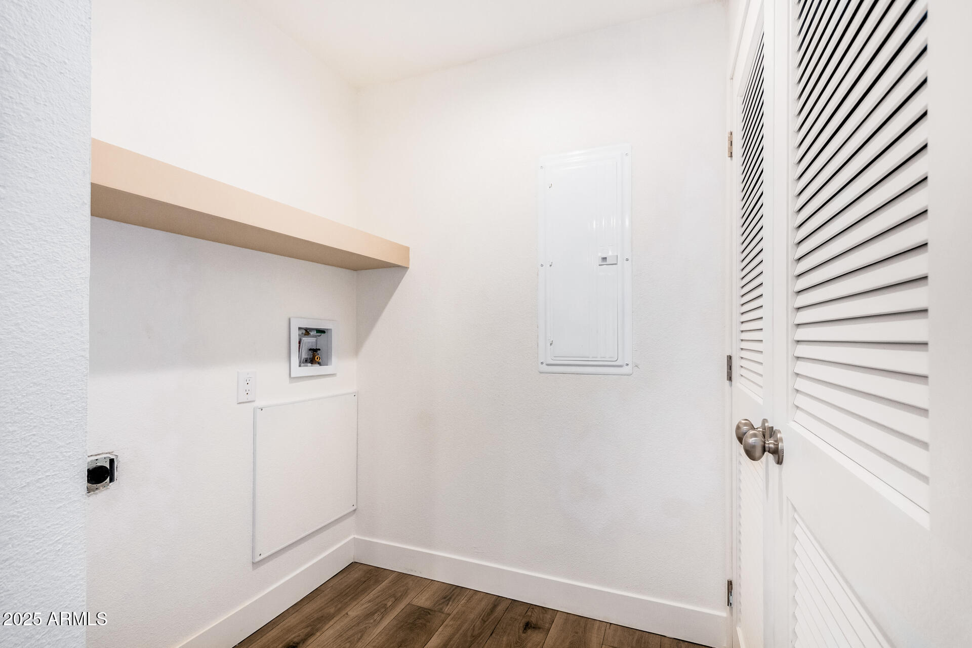 11441 East 4th Avenue Apache Junction, AZ 85120 - Photo 28 of 30 a view of small space with wooden floor