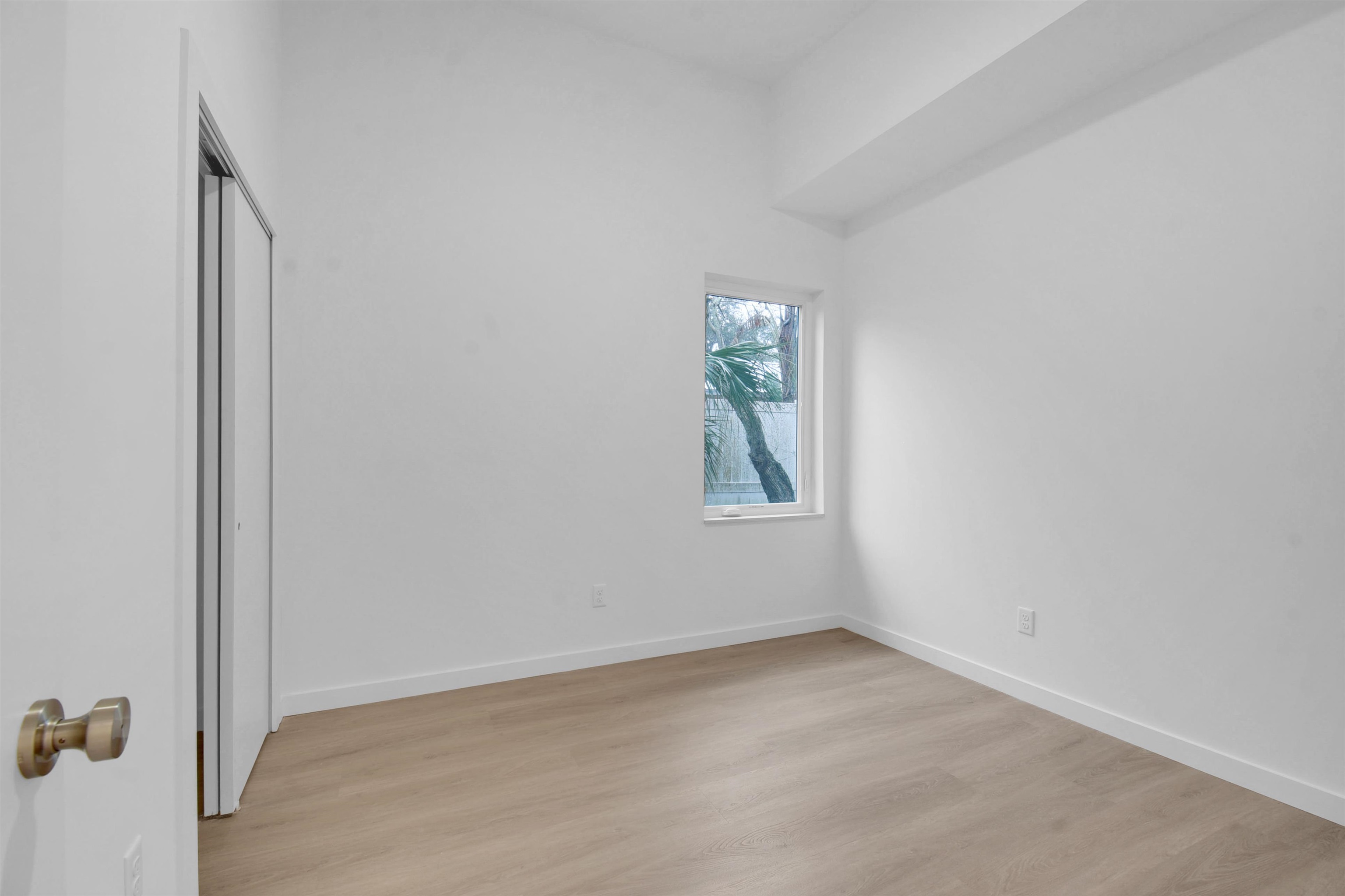 541 Columbus Street St. Augustine, FL 32084 - Photo 12 of 26 an empty room with windows