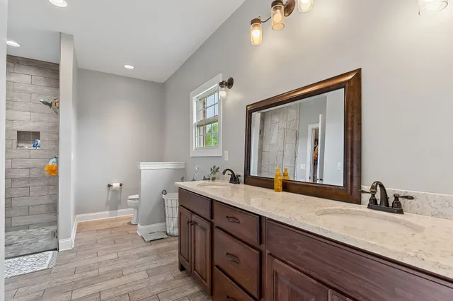 a en suite bathroom with double vanity and a mirror