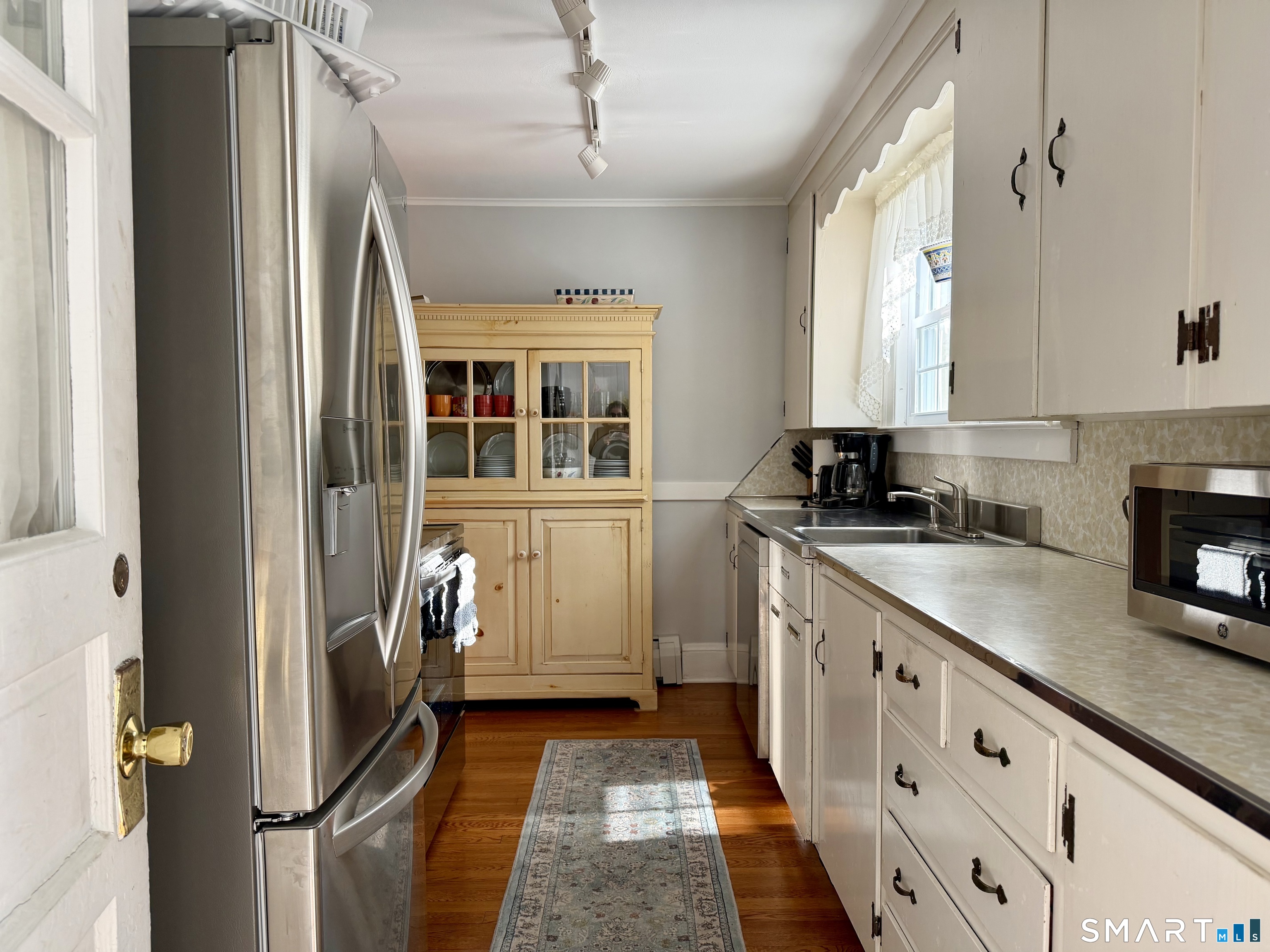 43 Neck Road Madison, CT 06443 - Photo 9 of 33 Darling kitchen with all new appliances.