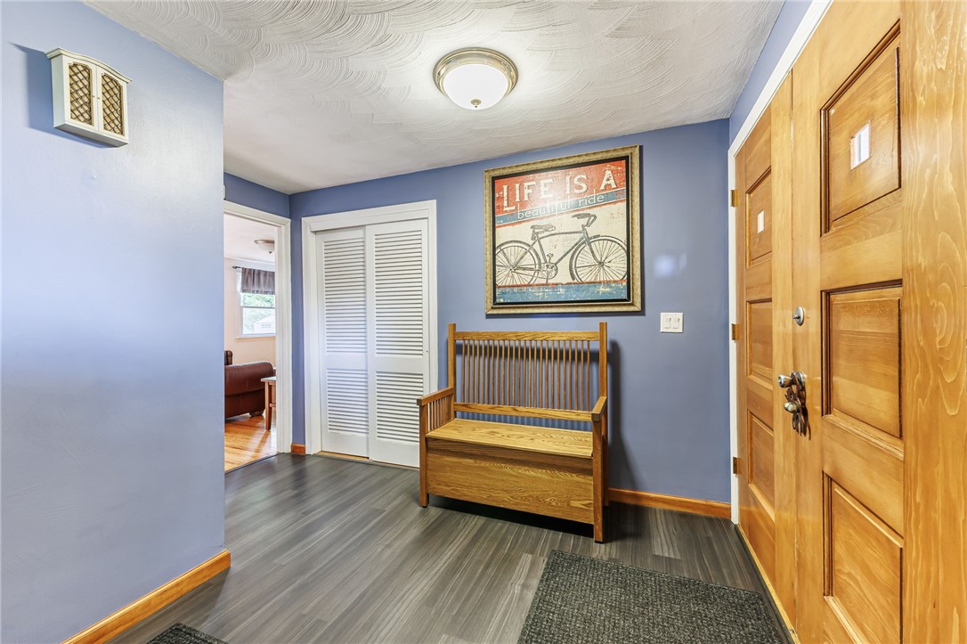 8 Meeting House Road Perinton, NY 14450 - Photo 3 of 40 Entryway