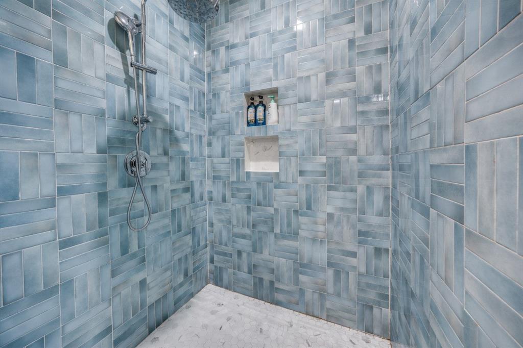 1000 Cameron Avenue Dallas, TX 75223 - Photo 22 of 38 a bathroom with a shower