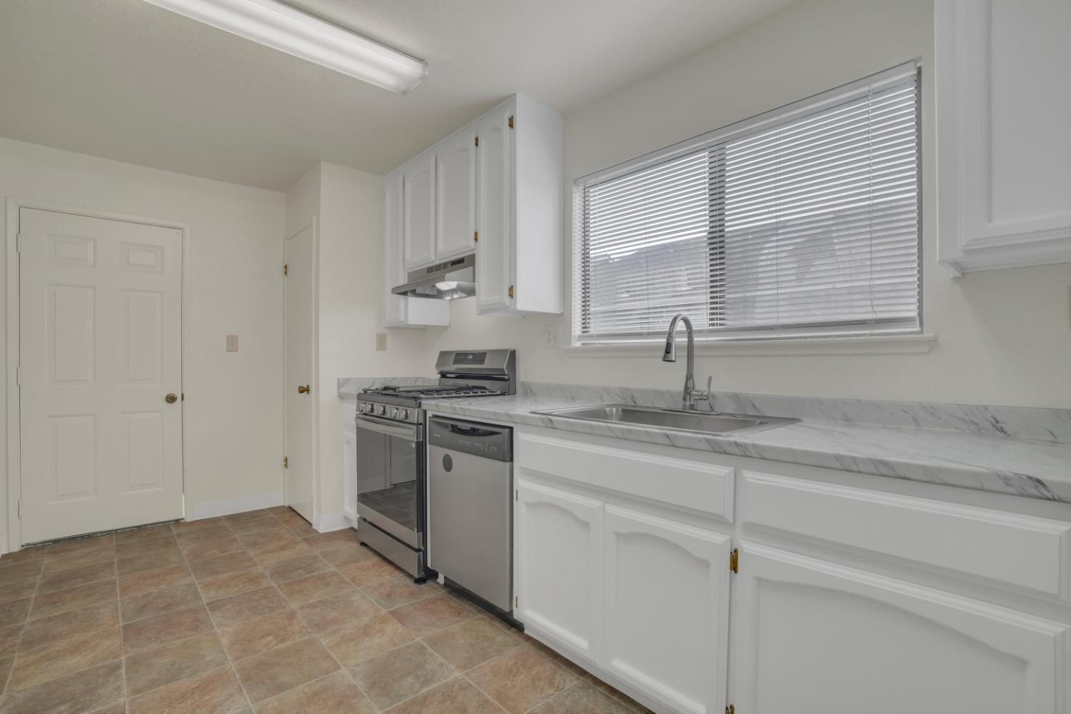 1535 Springville Way Turlock, CA 95380 - Photo 14 of 30