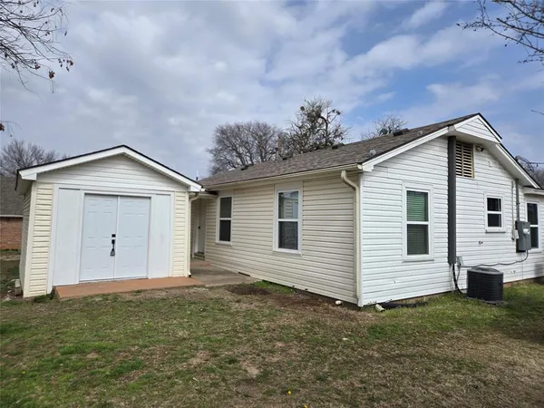 a view of a house with a backyard