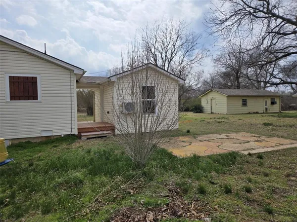 a house view with backyard space