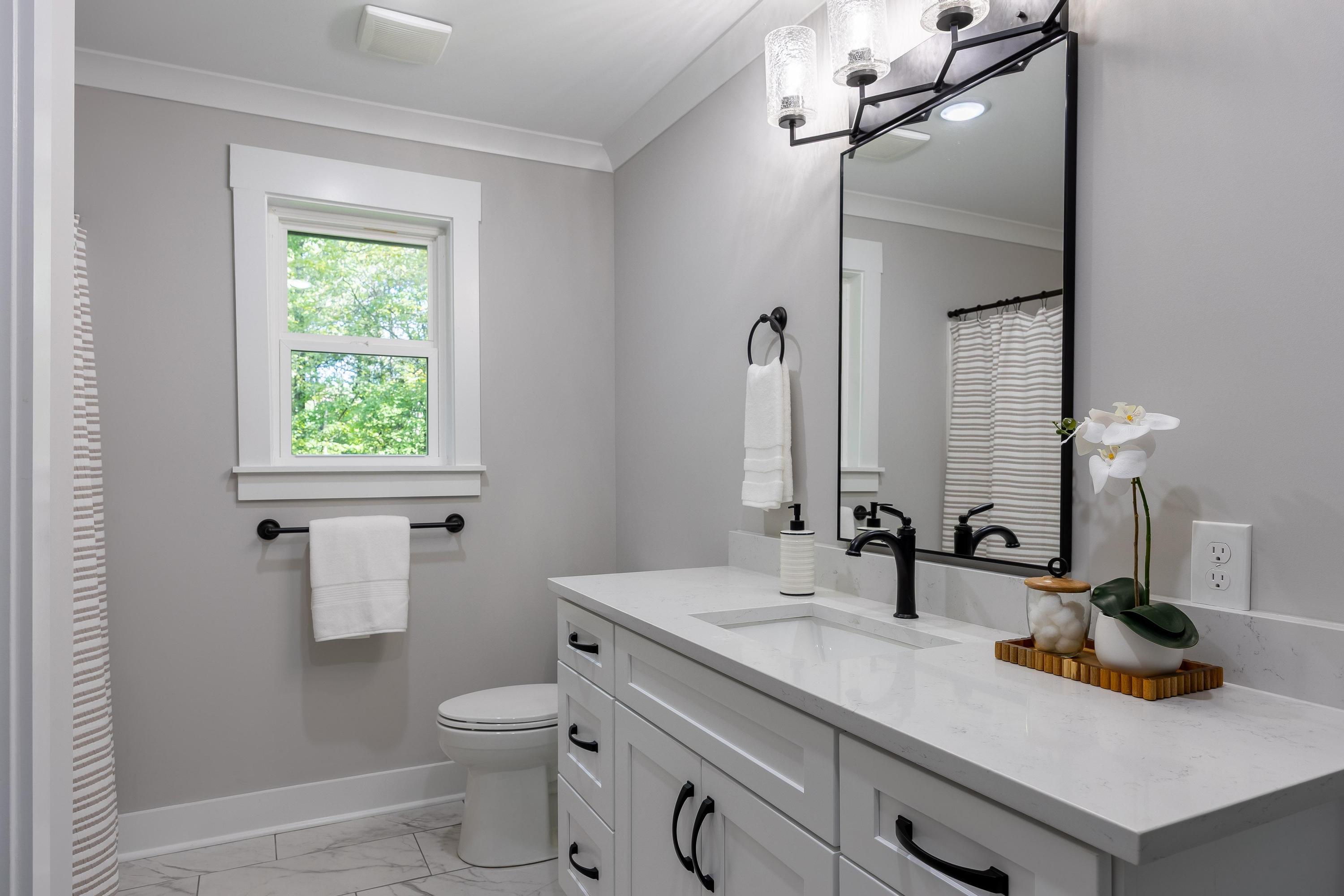 7740 Harper Road Hixson, TN 37343 - Photo 28 of 41 Hall Bathroom