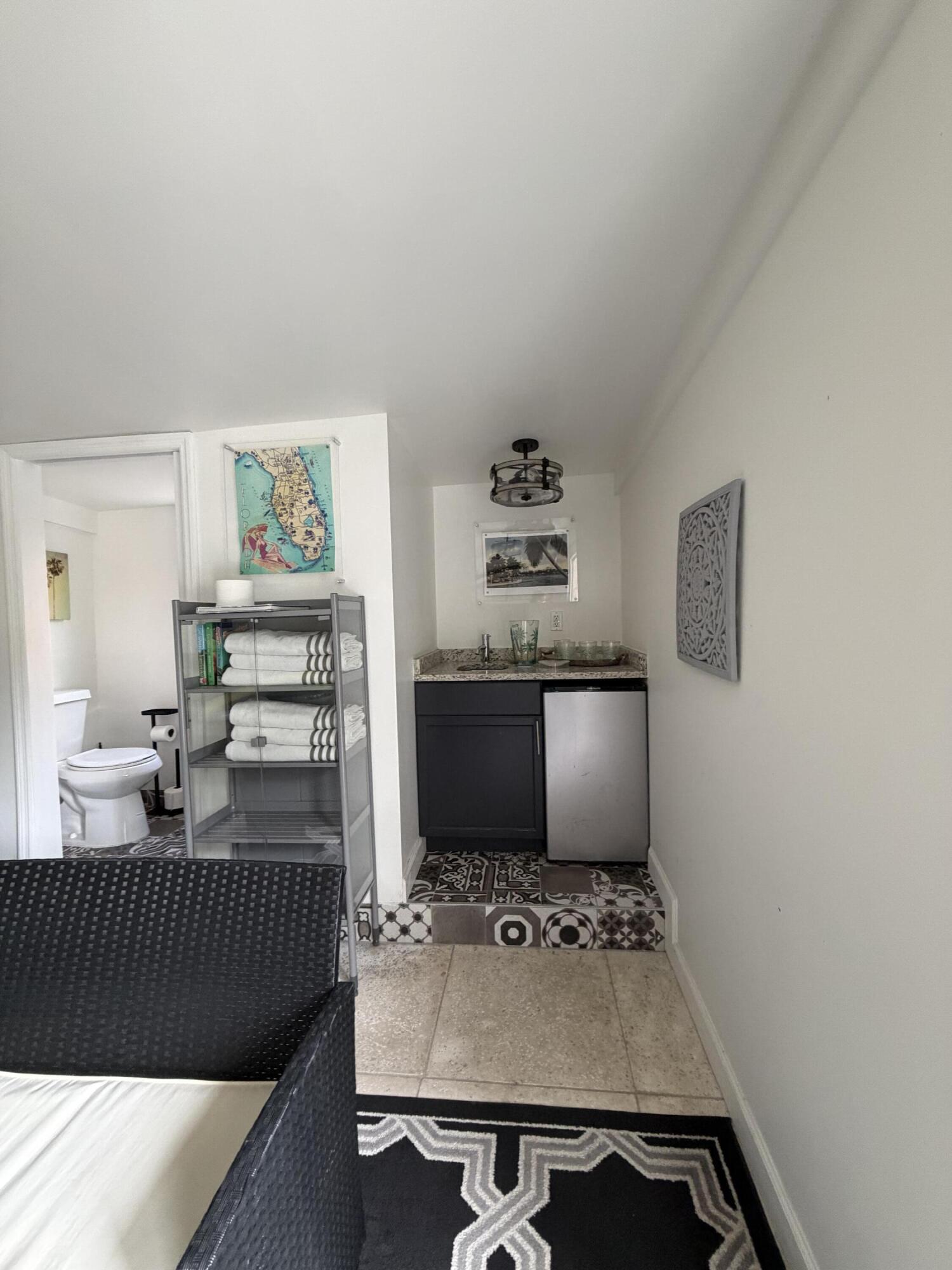 515 Ardmore Road West Palm Beach, FL 33401 - Photo 27 of 36 a living room with furniture and a flat screen tv