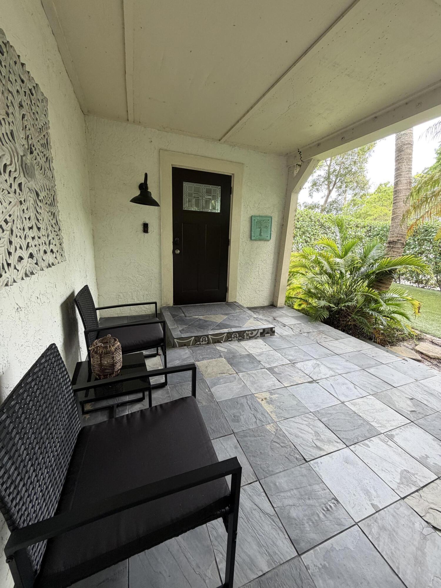 515 Ardmore Road West Palm Beach, FL 33401 - Photo 35 of 36 a living room with furniture