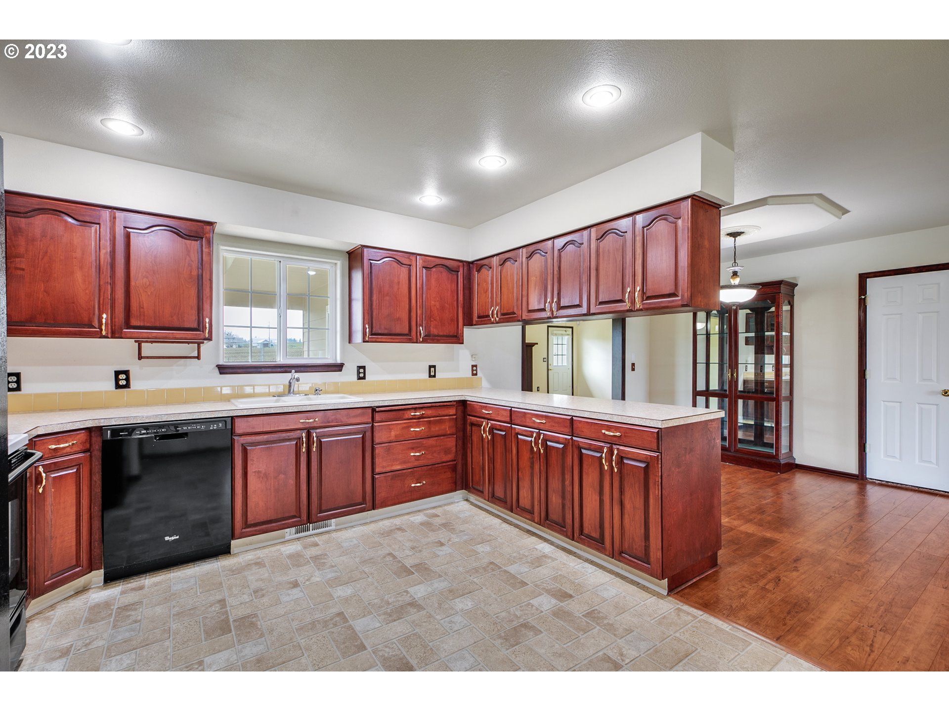 14625 Ehlen Road Northeast Aurora, OR 97002 - Photo 14 of 47 Kitchen