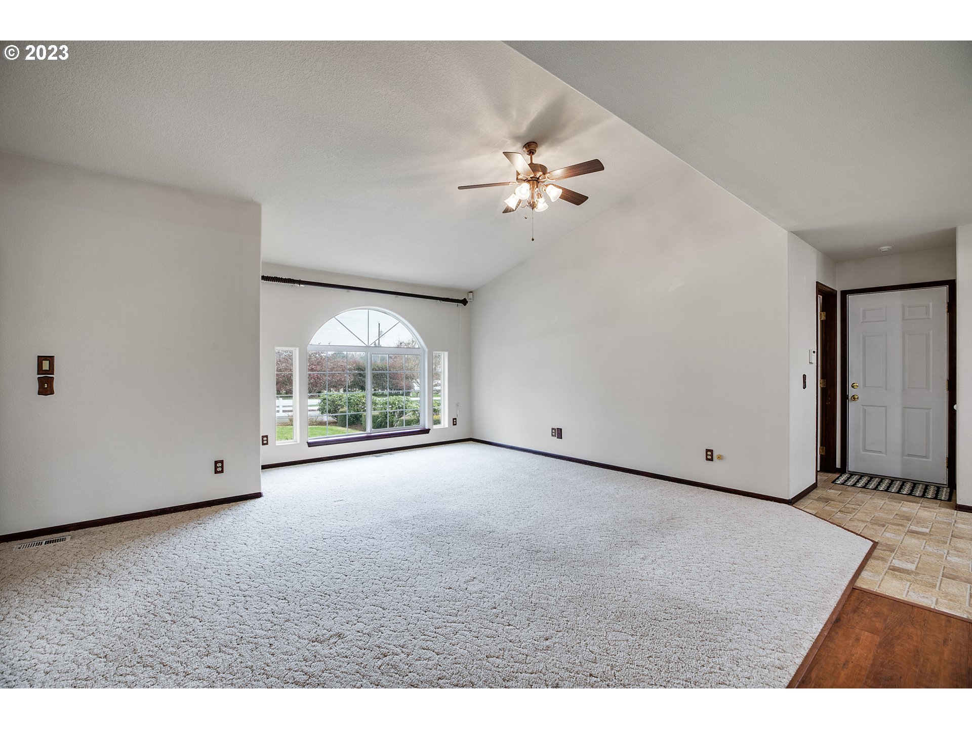 14625 Ehlen Road Northeast Aurora, OR 97002 - Photo 8 of 47 Living Room
