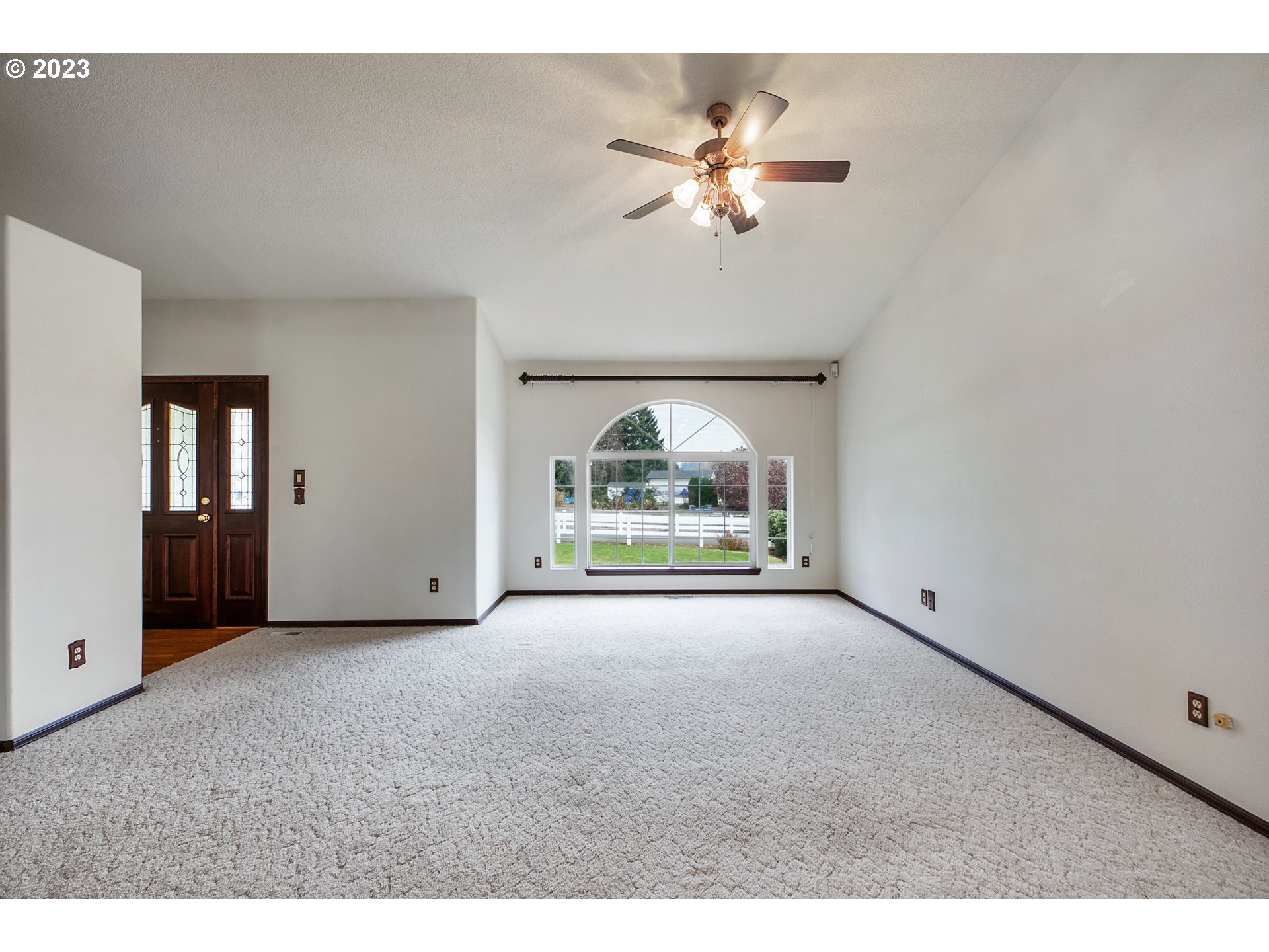 14625 Ehlen Road Northeast Aurora, OR 97002 - Photo 9 of 47 Living Room