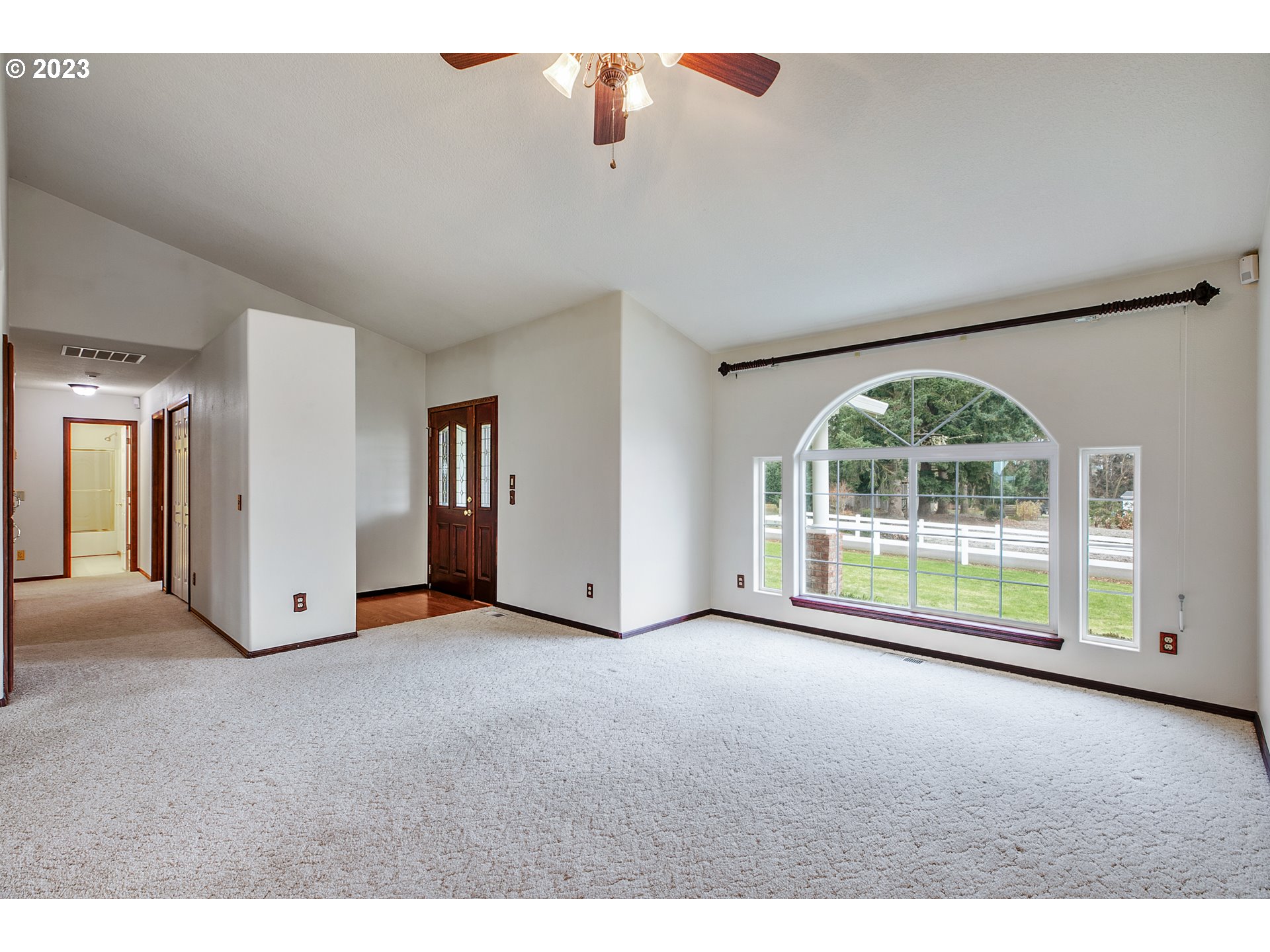 14625 Ehlen Road Northeast Aurora, OR 97002 - Photo 10 of 47 Living Room