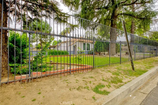 a view of a house with backyard and tree