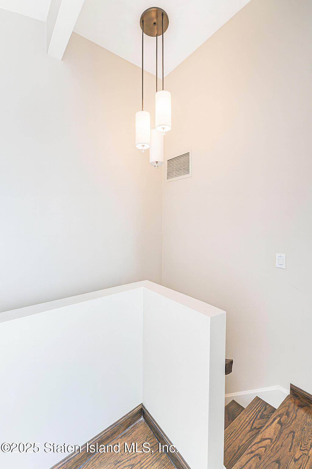175 Winding Woods Loop, Unit 69 Staten Island, NY 10307 - Photo 7 of 29 a close view of light fixtures and entryway