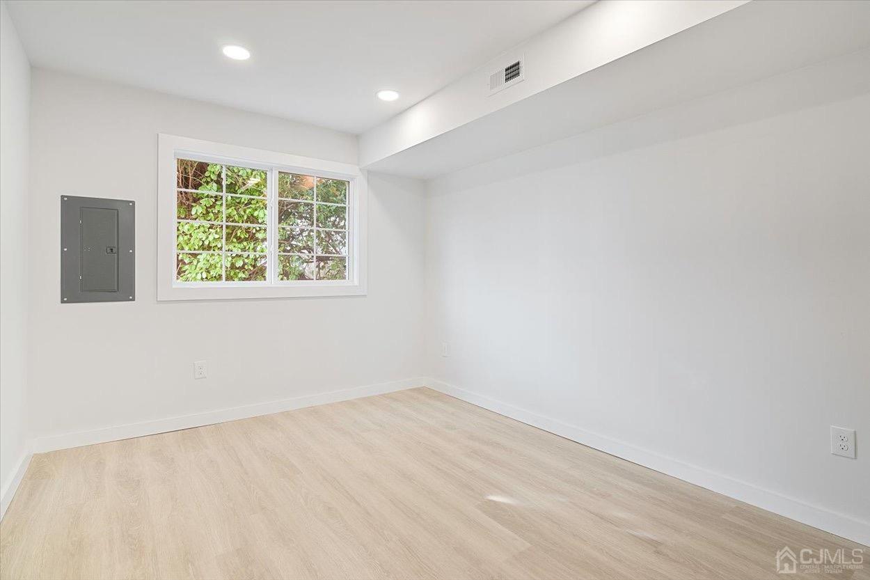 47 Eardley Road Edison, NJ 08817 - Photo 8 of 29 an empty room with a window