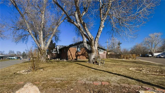 a view of a house with a yard