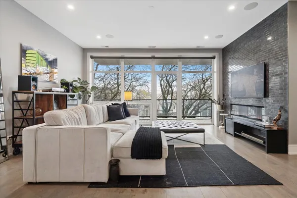 $824,900 | 3518 West Wolfram Street, Unit 2, Chicago, IL 60618