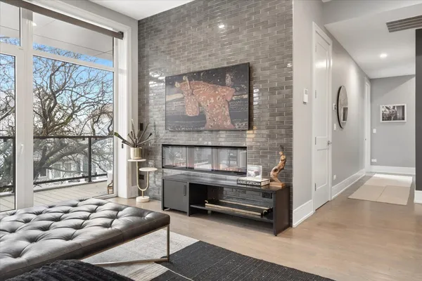 $824,900 | 3518 West Wolfram Street, Unit 2, Chicago, IL 60618