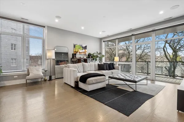 $824,900 | 3518 West Wolfram Street, Unit 2, Chicago, IL 60618