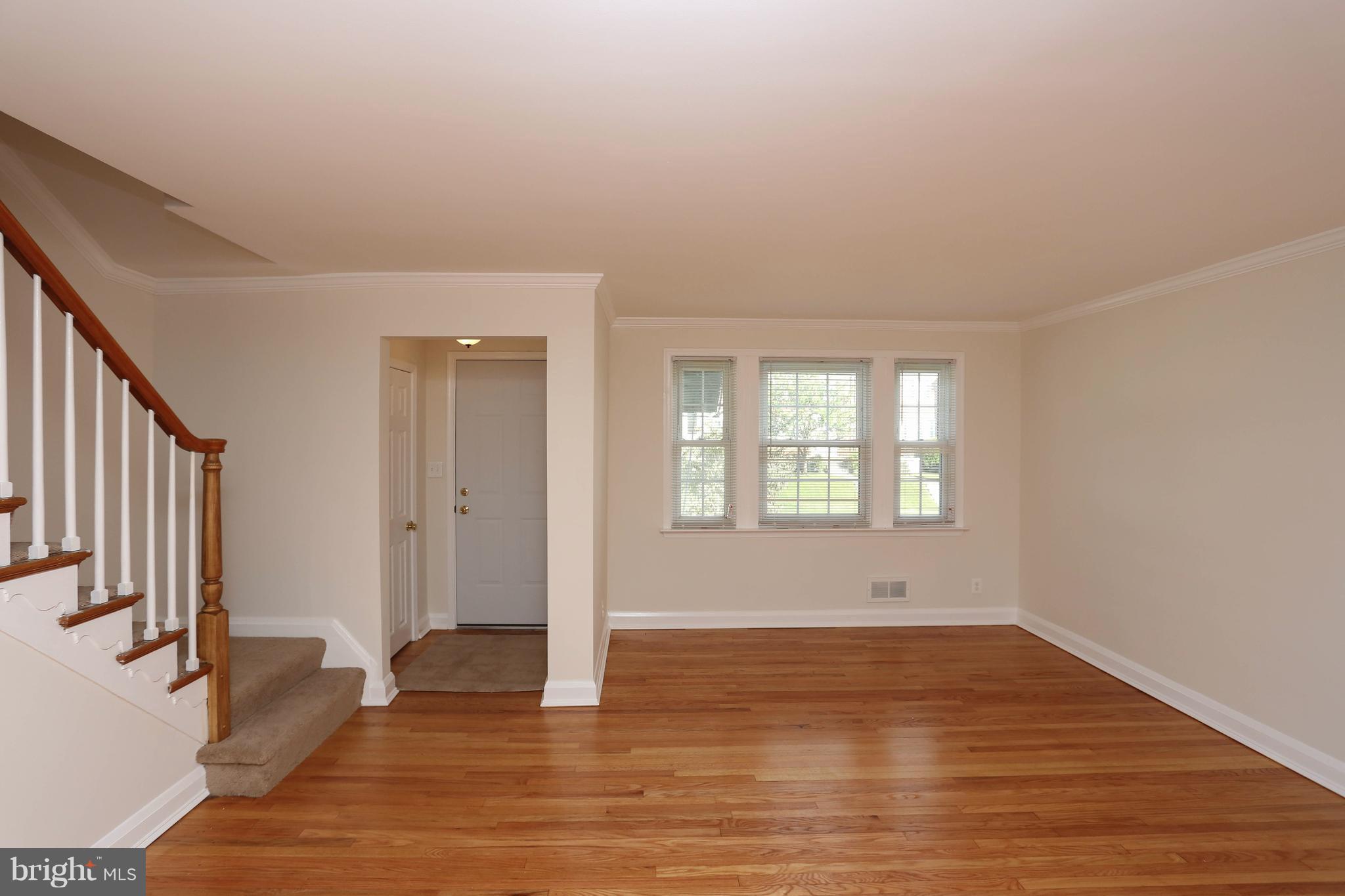 6139 Regent Park Road Baltimore, MD 21228 - Photo 2 of 27 Living Room